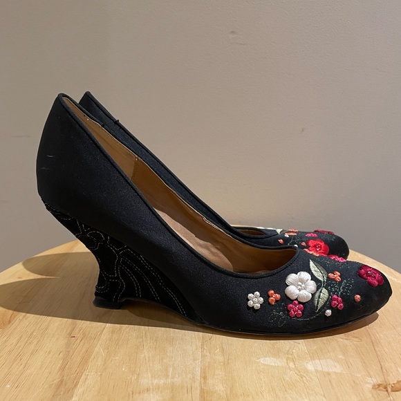 Unique floral embroidered satin wedges by Sam Edelman - Picture 3 of 4